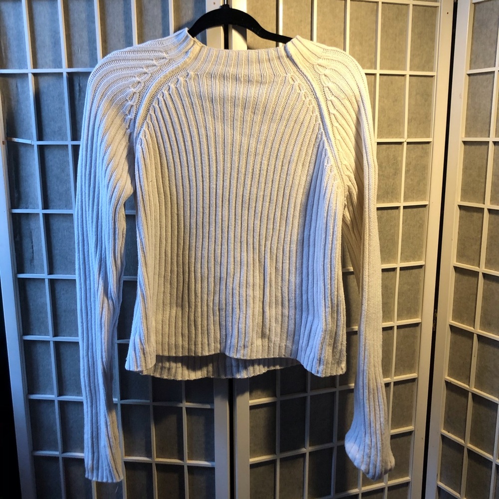 Short turtle neck long sleeve sweater